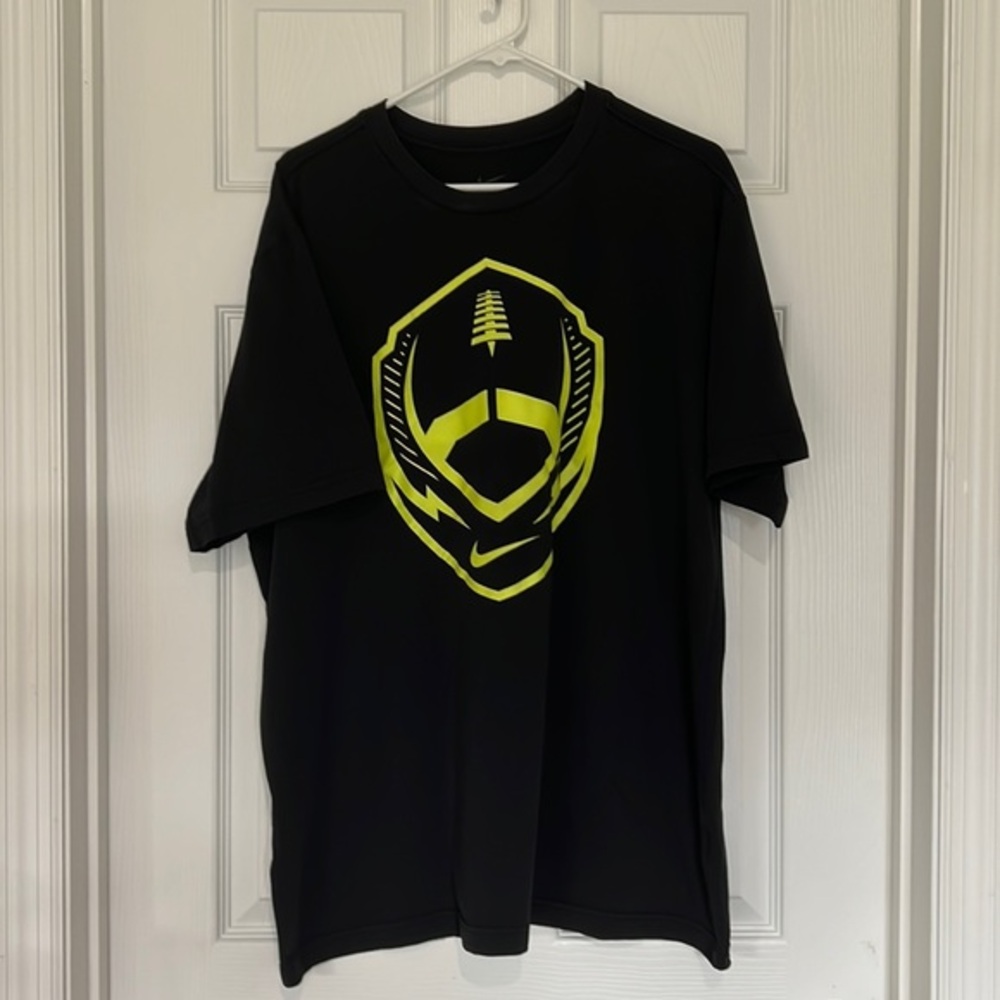 Nike men’s black shortsleeve teeshirt